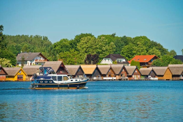 Hausboot mieten Mecklenburgische seenplatte Bootschuppen Bootsurlaub.de